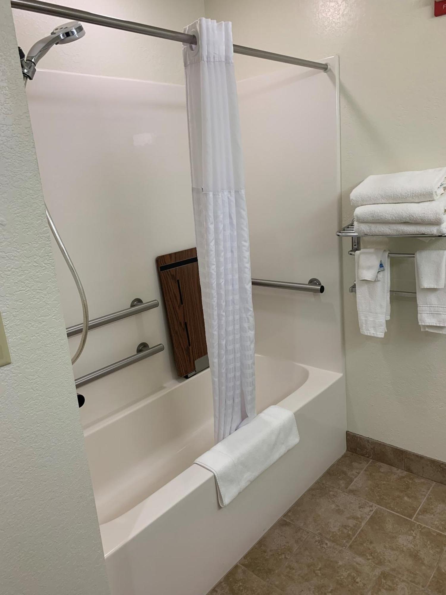 Microtel Inn & Suites By Wyndham Rice Lake Екстер'єр фото